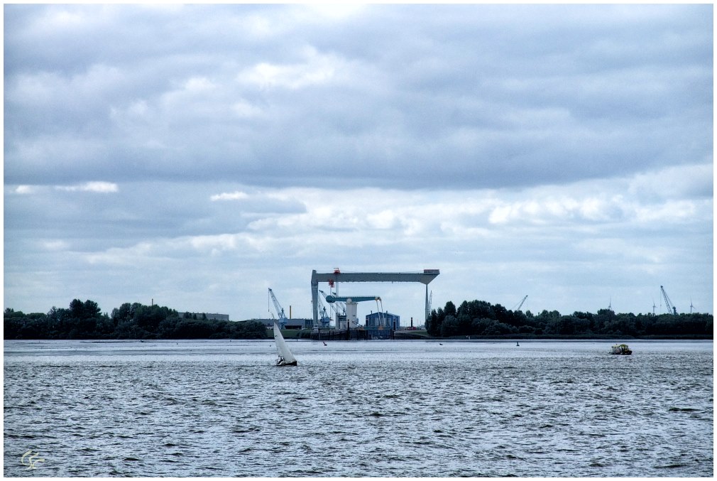 Blick über die Elbe: Estesperrwerk, Sietas-Werft | Elbwanderweg Hamburg, August 2022 | 365tageasatzaday